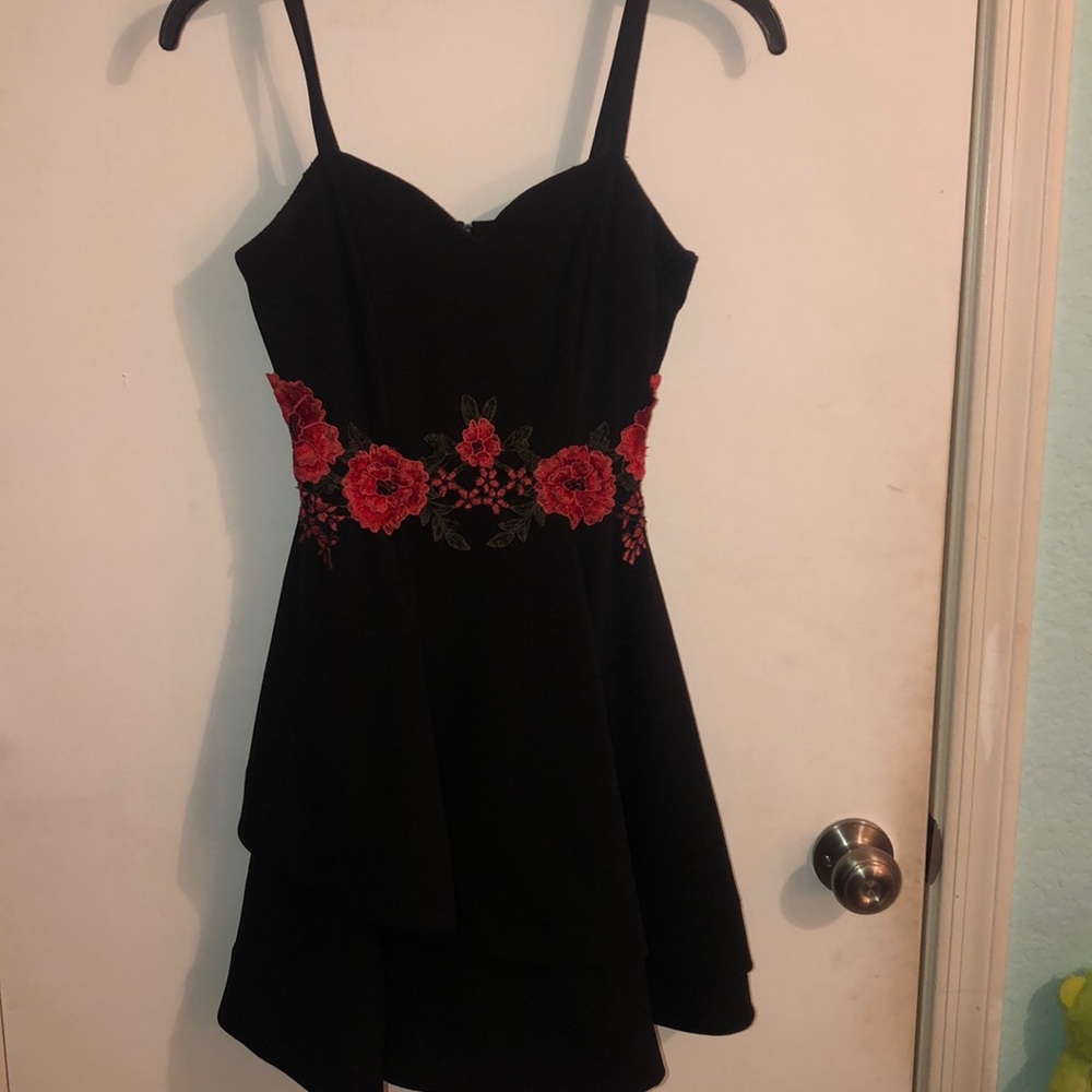 black dress w red roses